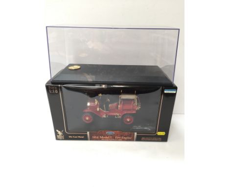 Road Signature 1/18 scale 1914 Ford Model T Fire Engine. Appears VG, one headlight unattached but present, boxed with plastic