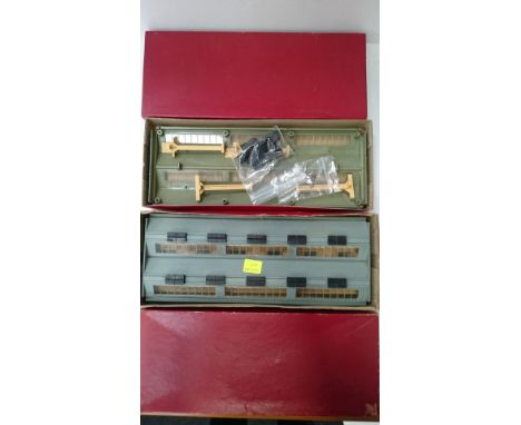 HORNBY DUBLO 5005 Engine Shed and 5006 Extension Kit - both complete with all Windows, Downpipes and Chimneys. Excellent Boxe