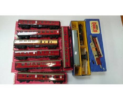 HORNBY DUBLO 3R TPO Set and 7 x 2R Coaches in Red and White striped Boxes - TPO (Excellent Boxed with  all keeps and Instruct