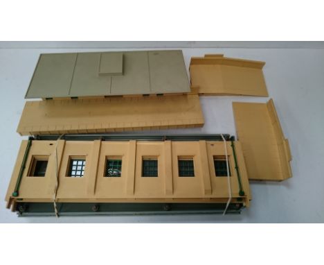 HORNBY DUBLO 5005 Engine Shed complete with all Windows, Downpipes and Chimney Vents and a 5085 Suburban Station with all Doo