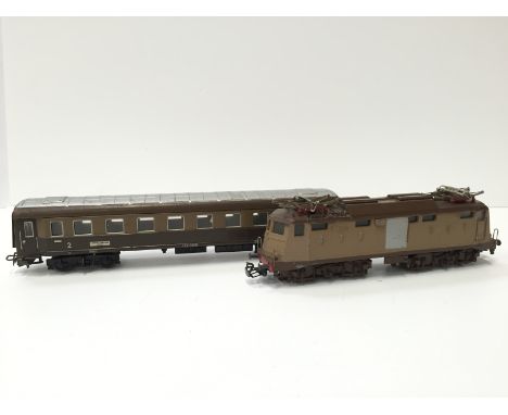 MARKLIN 3R Italian Locomotive and Coach - 3035 Italian State Railways Class E424 BO BO with operating Pantograph -Good Plus -