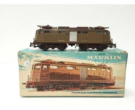 MARKLIN 3R 3035 Italian State Railways Class E424 BO BO with operating Pantograph. Good Plus in a Good Box with Instructions