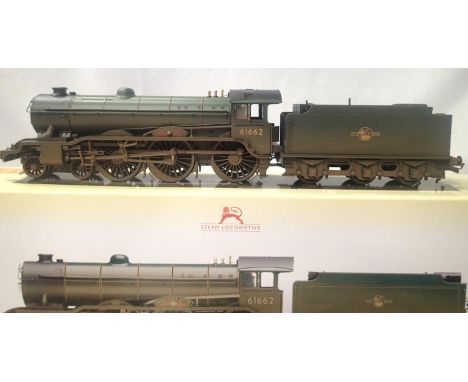OO scale Hornby R3163, class B17, Manchester United, 61662, green Late Crest, weathered, L/ED 750. In excellent condition, bo
