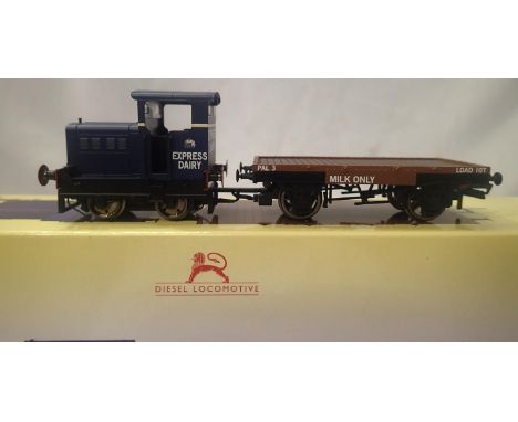 OO scale Hornby R3943, Ruston and Hornsby 48DS with flat wagon, blue, express dairy livery. In excellent condition, box with 