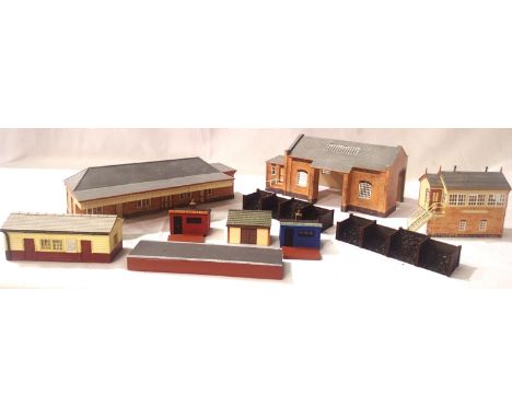 Selection of OO scale resin/plastic, buildings/accessories, Harburn, Oxford etc. Includes the  station, goods shed, coal stai