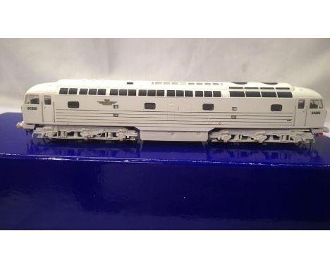 OO scale Heljan 4005, D0280 Lion, in excellent condition, detail/scale couplings fitted, box has storage wear, L/ED 4000. P&a
