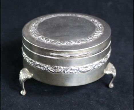 An Edwardian circular silver trinket box, 8cm.