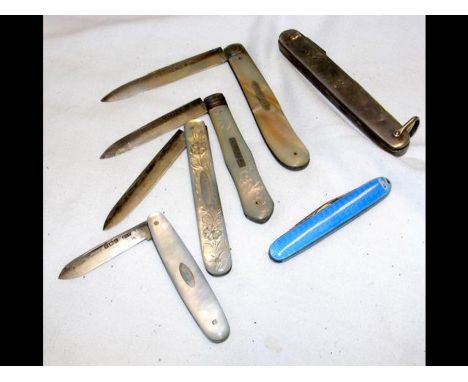 A silver pocket knife, 4 mother-of-pearl fruit knives and a small enamel knifeCONDITION REPORTThe 4 mother-of-pearl knifes be