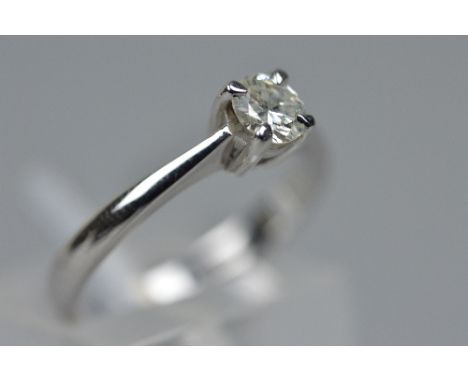 A MODERN 18CT WHITE SINGLE STONE DIAMOND RING, estimated modern round brilliant cut diamond cut weight 0.35ct, colour assesse