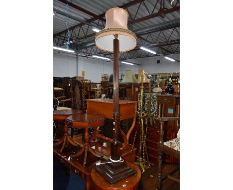 AN EARLY 20TH CENTURY MAHOGANY COLUMN STYLE STANDARD LAMP, with shade