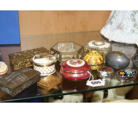A GROUP OF SMALL PILL/TRINKET BOXES, to include Limoges etc (11)