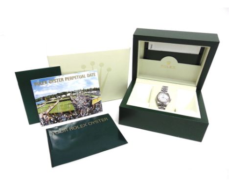 ROLEX, OYSTER PERPETUAL DATE, A LADY'S STAINLESS STEEL BRACELET WATCH circa 2005, ref; 79240, NO. F832660, cream dial with ra