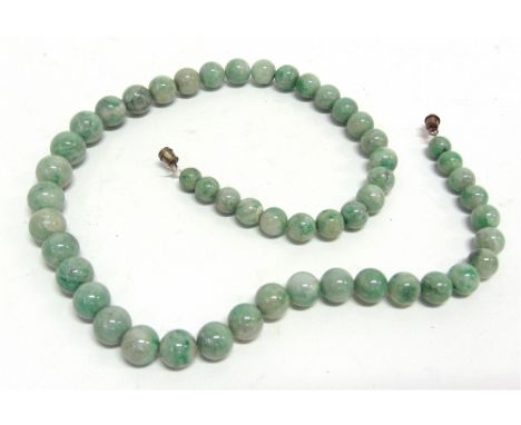 A JADEITE BEAD NECKLACE the light-green mottled round beads graduated approx. 12.1mm to 7.5mm, strung on a base metal barrel 