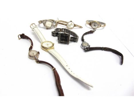 EVERITE, A LADY'S 9CT GOLD CASED BRACELET WATCH  circa 1965, the round silvered dial with raised gilt Arabic numerals and bat