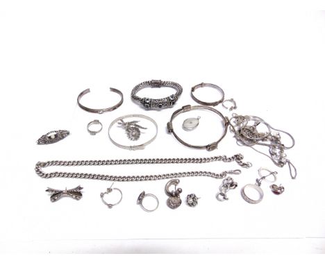 A GROUP OF EARLY 20TH CENTURY AND MODERN SILVER AND WHITE METAL JEWELLERY to include; a curb-link chain, each link stamped wi
