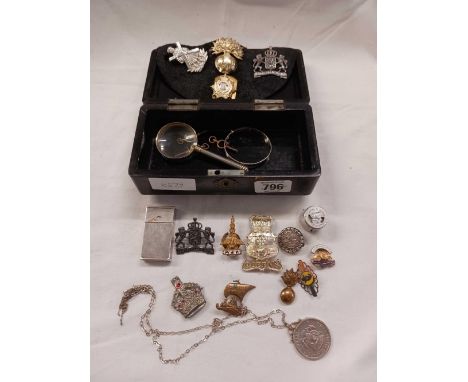 ORIENTAL TRINKET BOX WITH MISC BADGES, WATCH KEYS, MAGNIFYING GLASS & OTHER BADGES