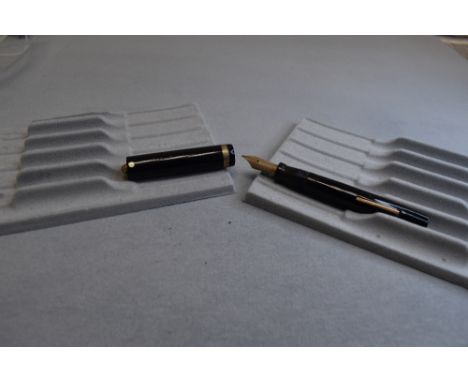 A Sheaffer flat top fountain pen in black with single band to ring top having Sheaffer Lifetime nib. Approx 11.8cm