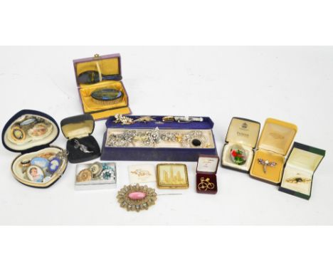 A quantity of costume jewellery comprising predominantly various brooches to include Wedgwood blue jasperware examples with t