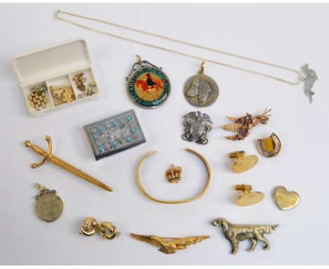 An interesting mixed lot of jewellery including a 9ct gold leaf shaped brooch, a small 9ct gold and enamel crown brooch, hors