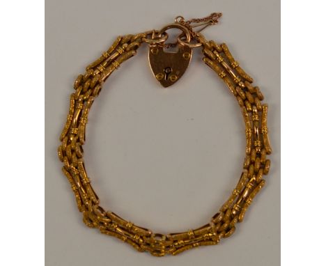 A 9ct yellow gold gate link bracelet with heart shaped padlock clasp and texture to one side, length 18cm, approx 13.2g.