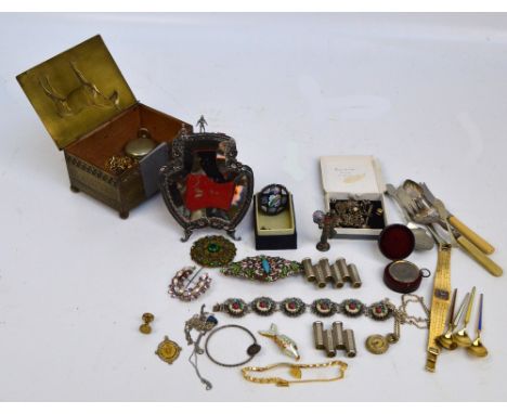 A small quantity of costume jewellery including a base metal floral enamel decorated brooch/buckle, a costume yellow metal id