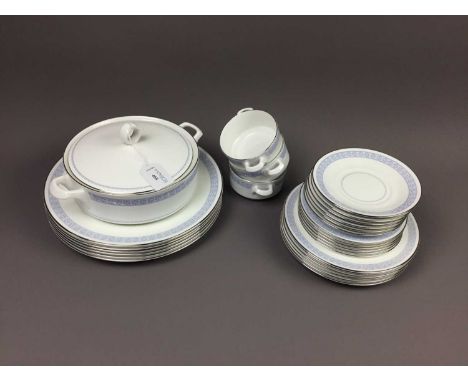 ROYAL WORCESTER CHELSEA PATTERN DINNER SERVICE,along with four Royal Doulton plates of similar design