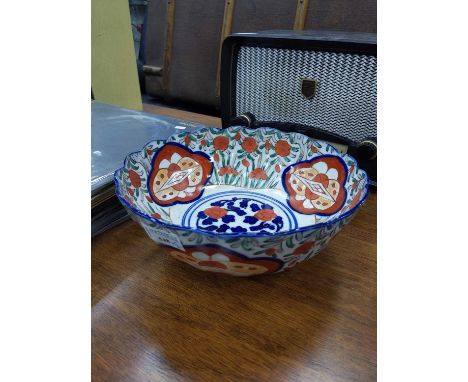 20TH CENTURY CHINESE CIRCULAR BOWL,along with a modern table lamp (2)