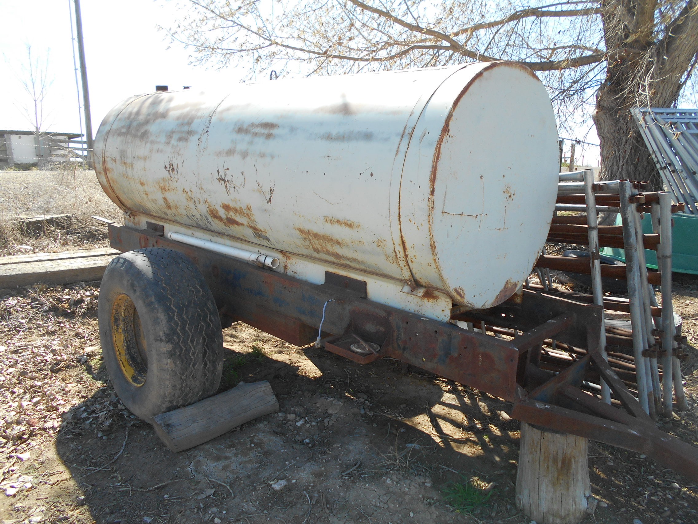 1500 gal water tank & trailer