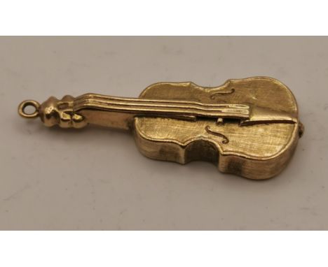        A 9ct gold cello charm, 1.9g 