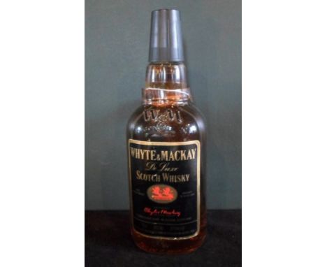 A bottle of Whyte & Mackay De Luxe Scotch Whisky, old bottling, 75cl, 40% vol.