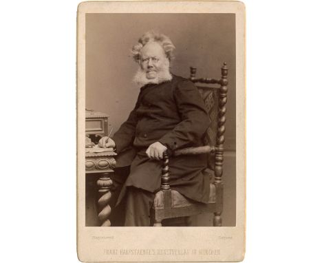 Ibsen, Henrik, norweg. Dramatiker (1828-1906). Portrait-Photographie mit eigh. Widmung auf der Rückseite. In deutscher Sprach