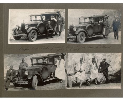 Automobile. - Privates Photoalbum einer autovernarrten Schweizer Familie mit ca. 170 fest montierten Vintage-Photos in Schwar