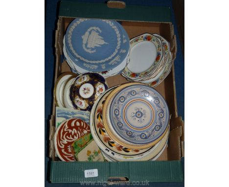 A box of misc plates including display, Wedgwood Jasperware, calendar plate, Quimper, tea plates, saucers etc and a small qty