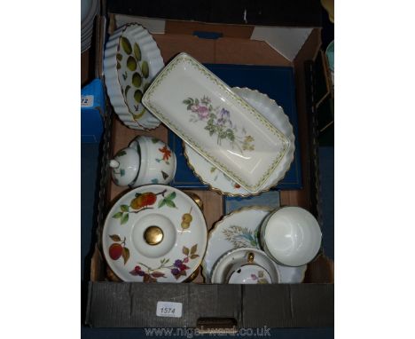 A quantity of Royal Worcester tableware including Evesham, Strawberry Fair etc, flan dishes, lidded dishes, table mats, coast