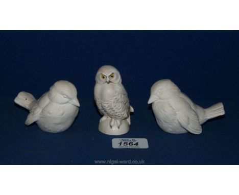 A small Goebel snowy owl and two matt finish white birds.