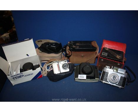 A quantity of Cameras including Nos 2 Hawkeye model B, cased popular Brownie camera, Koroll II Bencini camera, cased Kodak Br