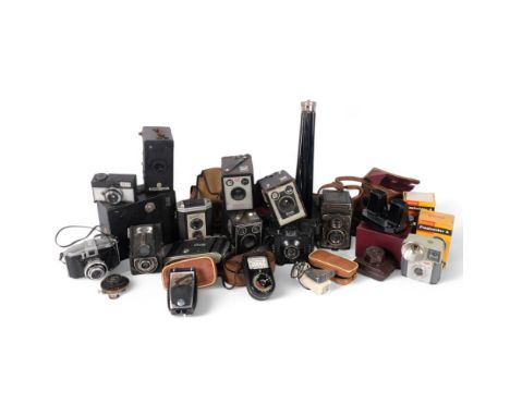 A quantity of Vintage cameras and equipment, including a Franke & Heidecke Braunschweig Rolleicord, a Kodak Brownie Starlite 
