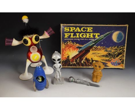 Alien salt and pepper, ceramic; Space Flight Game, made by Codeg, in original box; model of Grey Alien; Alien pen; Talking Al