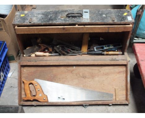 A VINTAGE WOODEN CARPENTERS TOOLBOX PLUS CONTENTS