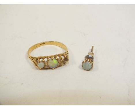 AN 18 CARAT GOLD OPAL RING A/F TOGETHER WITH AN OPAL EARRING 