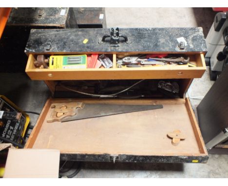 A VINTAGE WOODEN CARPENTERS TOOLBOX PLUS CONTENTS