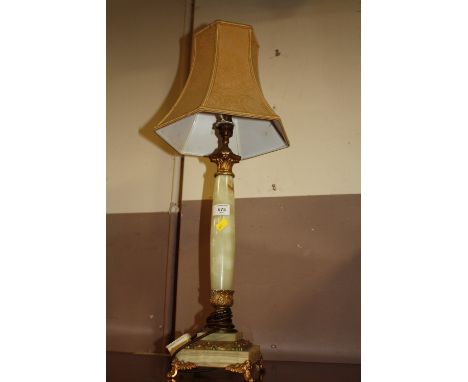 A LARGE DECORATIVE ONYX TABLE LAMP AND SHADE, OVERALL H-69 CM