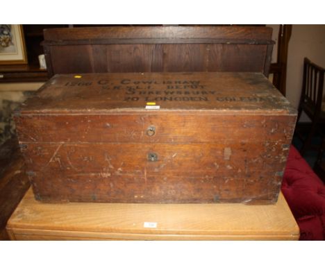 AN ANTIQUE MAHOGANY BANDED TRAVELLING TRUNK W-80 CM (WITH KEY)