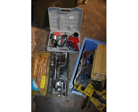A TRAY OF TOOLS TO INCLUDE A CASED SOCKET SET
