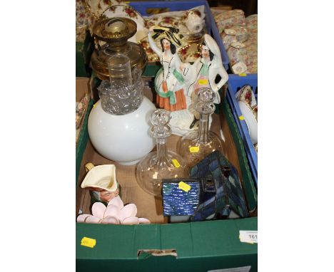 A TRAY OF ASSORTED ITEMS TO INCLUDE A BRASS OIL LAMP, TIFFANY STYLE COTTAGE ETC