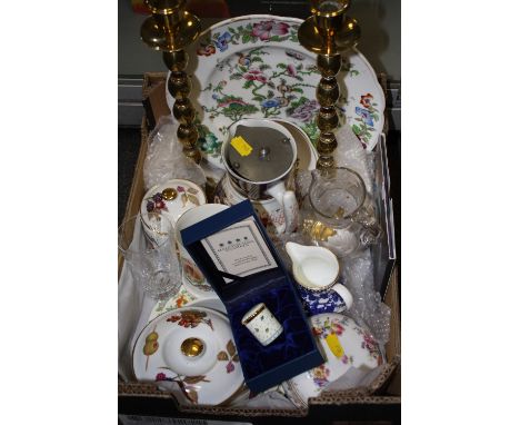 A TRAY OF ASSORTED CERAMICS AND GLASS TO INCLUDE A BOXED HALCYON DAYS ENAMEL, BRASS CANDLESTICKS, ROYAL WORCESTER ETC. 