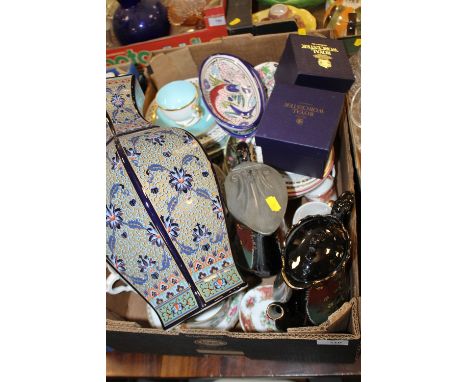 A TRAY OF ASSORTED CERAMICS TO INCLUDE WEDGWOOD, ROYAL WORCESTER ETC