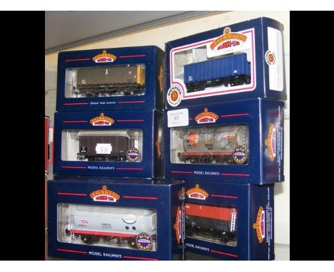 Seven boxed Bachmann rolling stock 