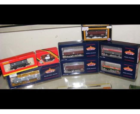 Selection of boxed Hornby and Bachmann rolling stock 