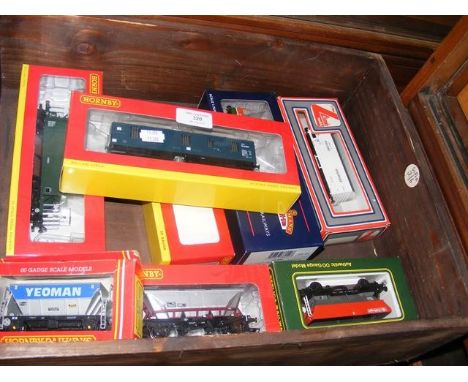 Selection of boxed Bachmann, Hornby and other rolling stock 